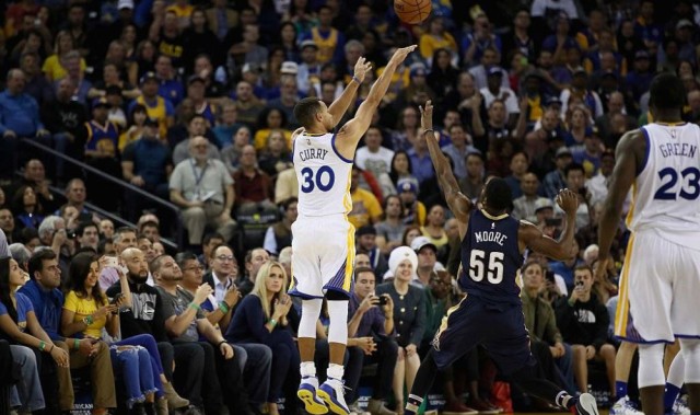  库里三分绝杀雷霆迎五连胜  