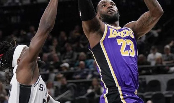  詹姆斯三双助湖人险胜马刺  